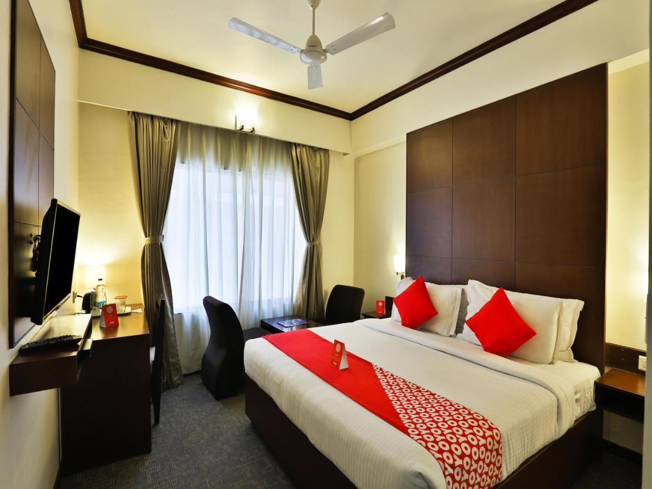 Oyo 4320 Hotel Aum Regency Vadodara Exterior photo